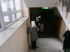 Viešoje erdvėje pamatę foto objektyvą trijulė išsisklaidė. Prokurorė D.Voskoboinikova pasislėpė po laiptais, galimai pedofilas V.R. užsidengė veidą , o įsūnis V.R. spruko žemyn laiptais.